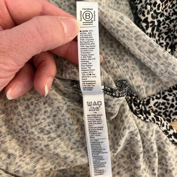 Athleta Breezy Scoop V-Neck Tee Tan Black Leopard Print Size Small Modal Blend - Picture 5 of 7